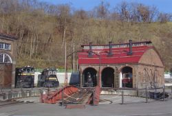 修復した機関車庫三号(左の建物が機関車庫一号・手前が転車台)